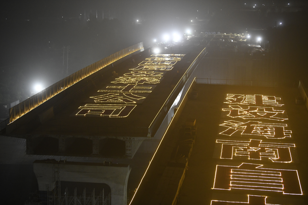 跨度最长 吨位最重 海南省首个跨高铁转体梁完成转体作业