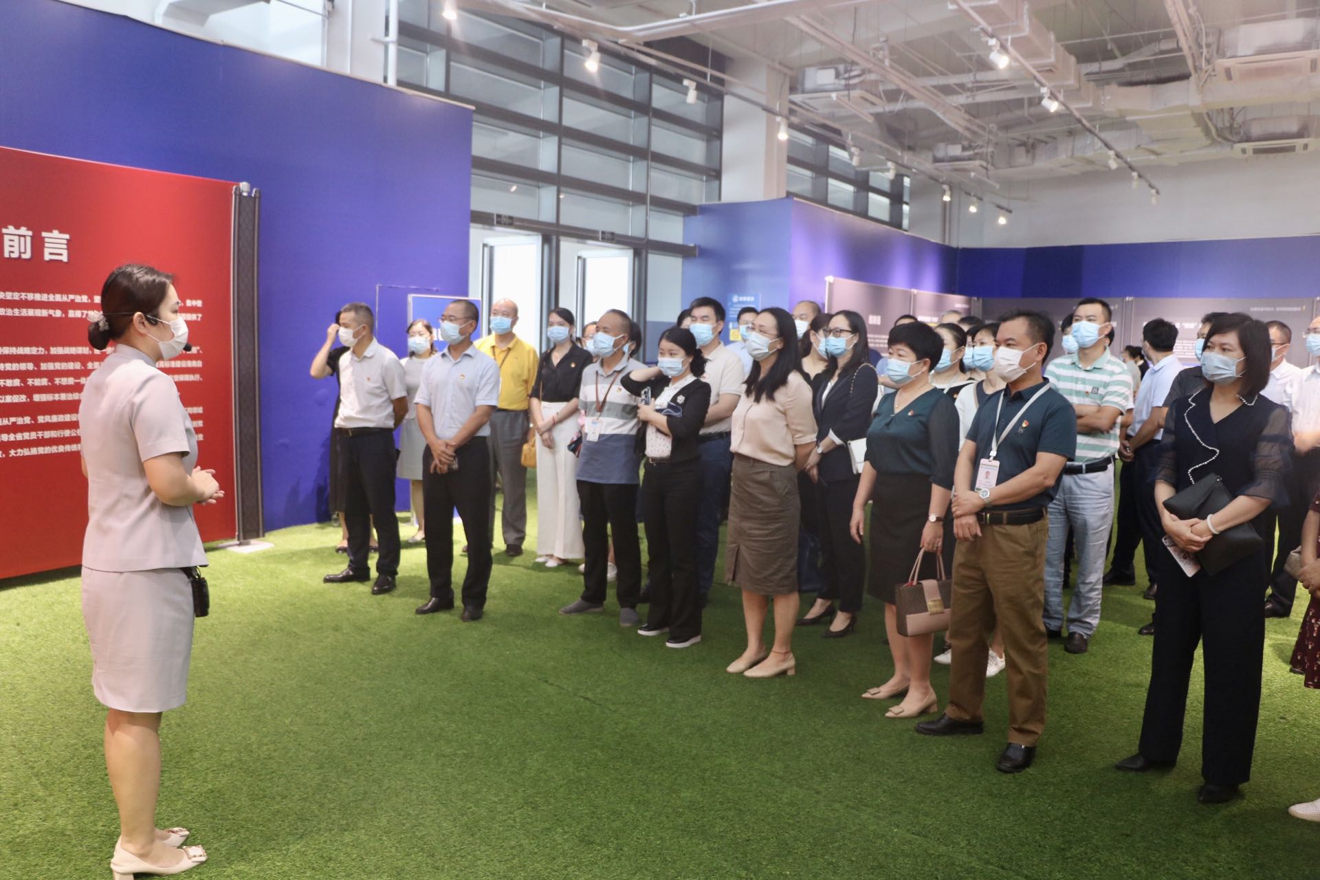 海口城建集团组织党员干部参观警示教育巡回展(图1) 1.jpg