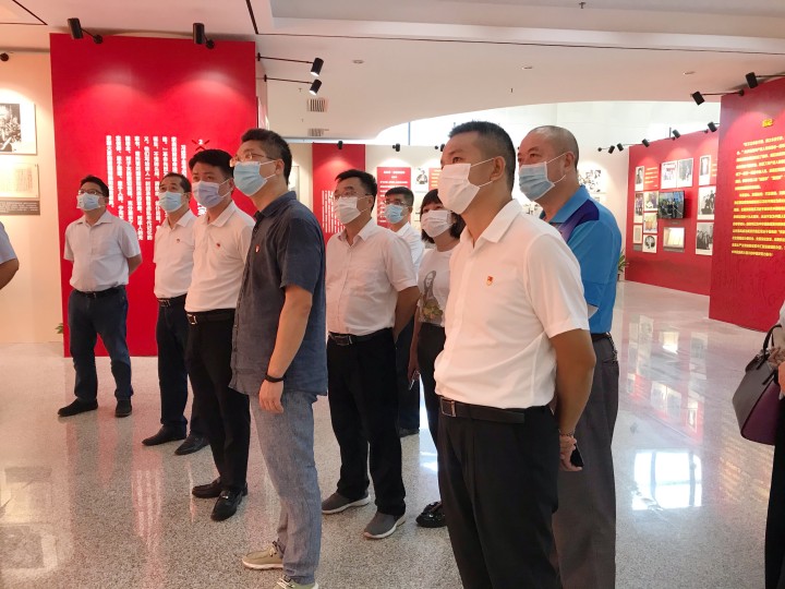 海口城建集团领导干部参观“中国共产党人的家风”档案展