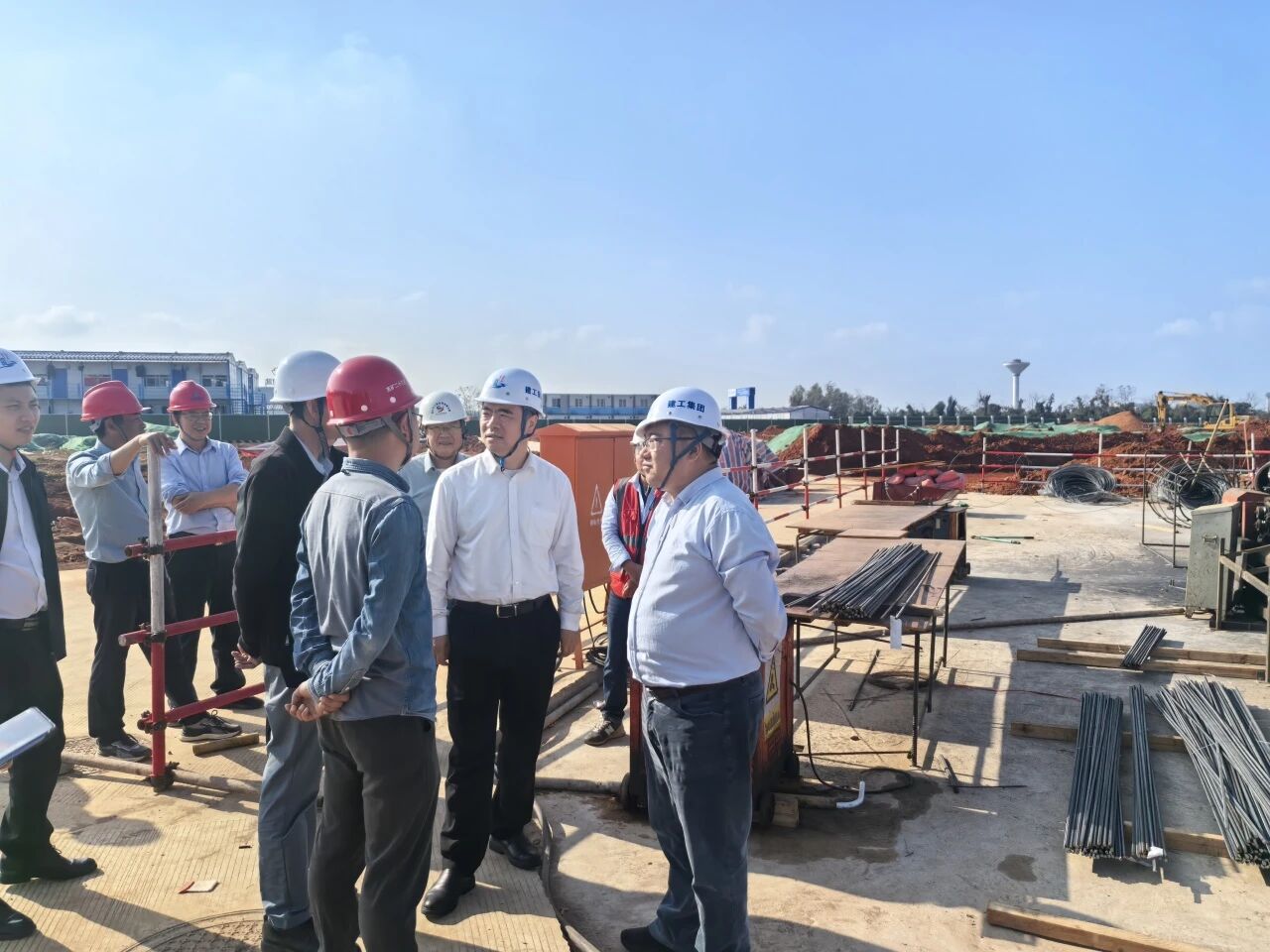 深入项目一线 现场办公解难 | 海口建工集团主要领导调研督导重点民生工程建设(图2) 2.jpg